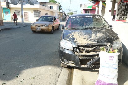 En la Isla Trinitaria un vehículo sufrió daños tras un atentado.