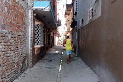 En este callejón fue asesinado un joven poco después del inicio del estado de excepción.