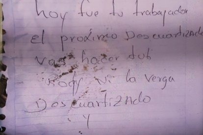 Esta carta estaba junto al cuerpo de  los decapitados. Se lee una advertencia en contra del líder de Los Lagartos.