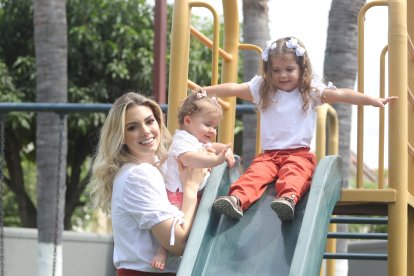 Look casual.  Camiseta con mangas en batista de algodón, tiene un tejido elegante que convierte a la camiseta en una prenda más formal. Se combinó con un pantalón casual de color terracota, con botones de tagua y  elástico en todo el contorno de la cintura para que se adapte con facilidad a cada silueta.