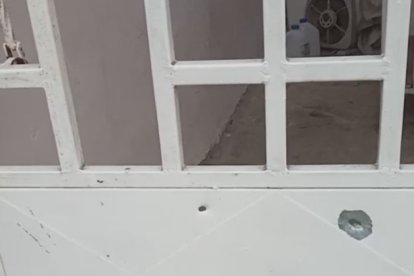 Los 'pepazos' impactaron en las estructuras de viviendas cercanas.