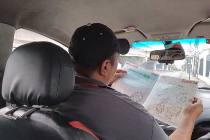 Johnny Bermeo revisa el contenido de Colorito y sabe que su hijo Samuel disfrutará del contenido.