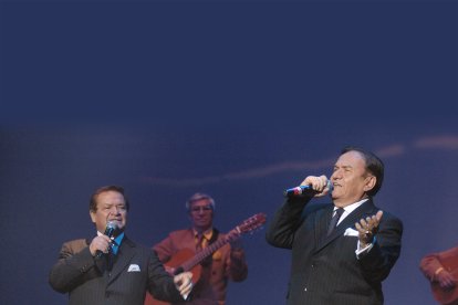 Los cantantes se han adaptado a la tecnología y sus fans les escriben por WhatsApp.