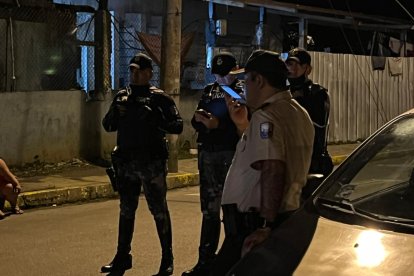 Un contingente policial se activó en los alrededores de la escena.