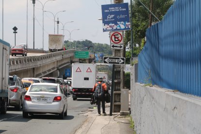 1. Falta de planificación. En la Carlos Julio Arosemena, en Guayaquil, hay tramos donde las aceras son  angostas y aún así en ellas hay mobiliario urbano que obstaculiza el paso. Por allí no cabe una silla de ruedas, por ejemplo.