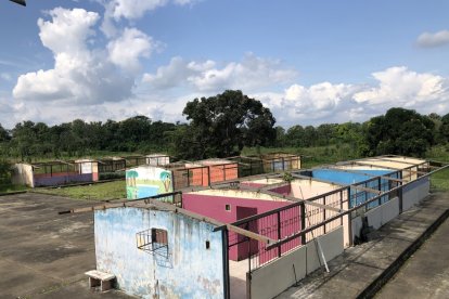 La Unidad Educativa Fausto Misael Olalla, que acoge a 784 estudiantes en la jornada matutina está sin techo, rejas, ni implementos.