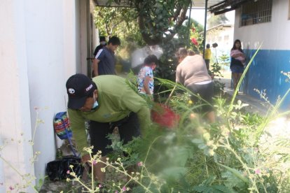 Padres de familia rozaron el patio de la escuela José Luis Tamayo.