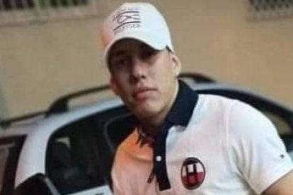 Jefferson Chiriguaya Zambrano fue asesinado a tiros. Su hermano, el cumpleañero, llegó a la morgue para retirar su cadáver.