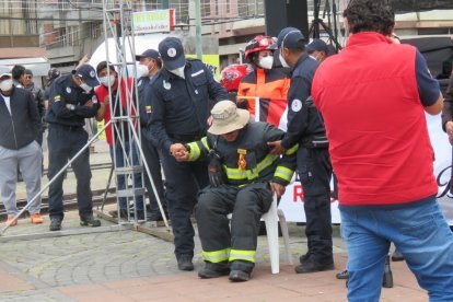 En el acto realizado a su llegada a la ciudad riobambeña, el bombero caminante fue condecorado.