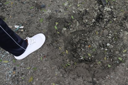 Este foramen quedó tras el estallido del explosivo en un vehículo.