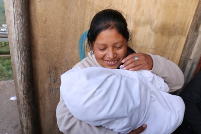 La bebé tiene que ser alimentada cada dos horas, por lo que el cuidado  es constante.