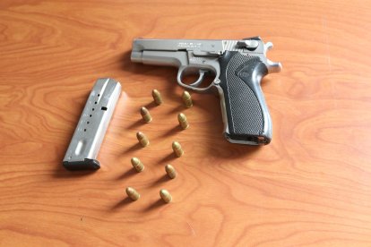 Esta arma fue hallada en el velorio del extranjero.