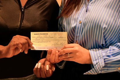 Gladys lloró de alegría al ver el cheque que le ayudaría a empezar desde cero.