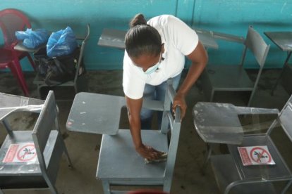 Con ayuda de padres de familia, algunos planteles, ponen a punto las aulas, antes del inicio de clases..
