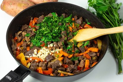 Estofado de riñón con vegetales. Plato que no podía falta en la mesa guayaca y que la nueva generación desconoce.