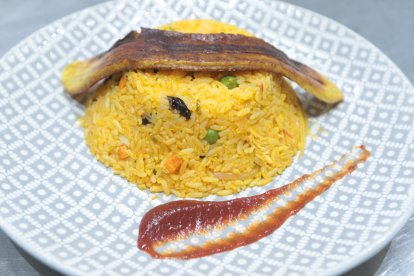 Con dos libras de arroz y un pollo entero pueden comer 15 personas.