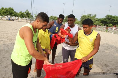 Los seleccionados de balonmano de playa de Ecuador ni un utilero tienen, ellos se encargan de armar la cancha en  parque Samanes.