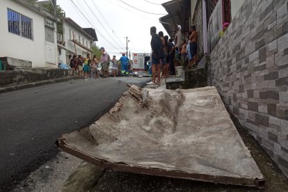 Una puerta terminó del otro lado de la calle.