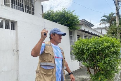 José Cobos, guardia de una empresa, usa un tolete expandible para realizar su trabajo.
