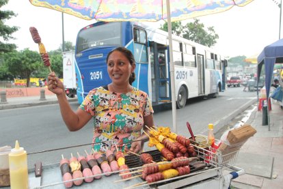 Olga Teneda nunca ha entrado al estadio, su misión es vender los chuzos y llevar un dinero extra a sus hijos. Es madre soltera.