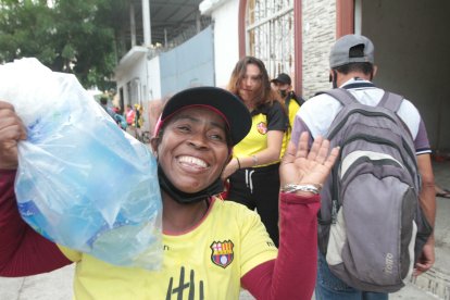 Rosita Batioja una madre luchadora de la vida, se ha dedicado a vender agua fuera de los estadios. Su carisma contagia a los hinchas.