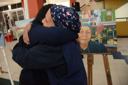 Artistas y modelos se abrazaron cuando se revelaron las obras.