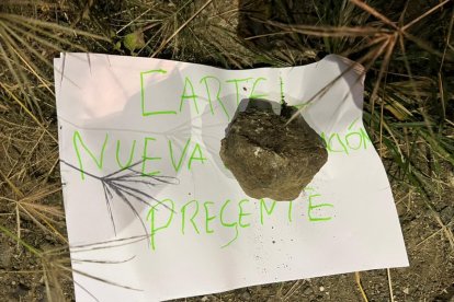 Este fue el papel que se halló cerca de la escena.