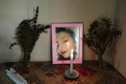 En el cuarto de la víctima, sus familiares levantaron un altar con una foto suya.