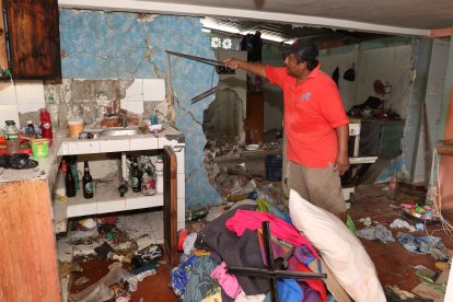 La explosión provocó la destrucción de las paredes. Vecinos ayer limpiaban los escombros.