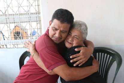 Colombina abrazó a su 'hijo' Geovanny, quien llegó a saludarla y decirle lo mucho que la quiere.