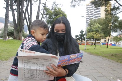 Vanessa Collaguazo se emocionó porque a su hijo le gustan los dinosaurios.