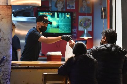 La avenida Real Audiencia se activa en las noches. La gente sale, sobre todo, a comer.