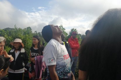 Una madre de uno de los PPL de la cárcel de Bellavista llora y al parecer pide al cielo por el bienestar de su hijo.