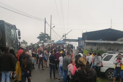 familiares de los privados de libertad se agolpan en estos momentos en los exteriores del penal para conocer la suerte de estos.