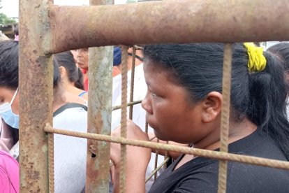 Una mujer permanece a la espera de noticias fuera de la cárcel.