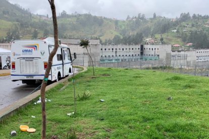 Los exteriores del reclusorio también son fuertemente custodiados.