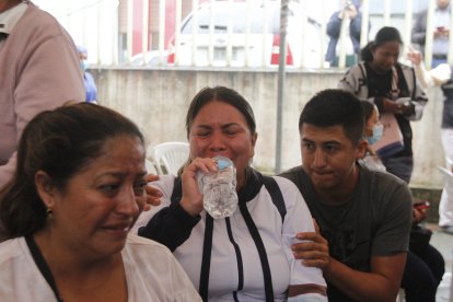 La angustia de los familiares en los exteriores de la morgue.