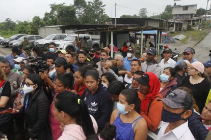 Muchos querían saber el estado de los reos y se apostaron afuera de la cárcel.