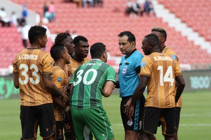 El golero Jorge Pinos fue expulsado en el duelo ante la U.