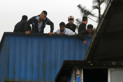 Internos se subieron a los techos del centro para gritar consignas.