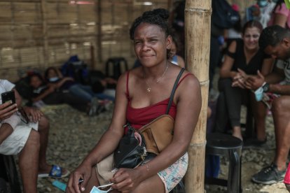 Una venezolana y su hijo a la espera de cruzar la frontera entre Ecuador y Perú.
