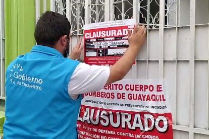 El comisario provincial de Acess, Jaime Mora, impuso el sello de clausura.