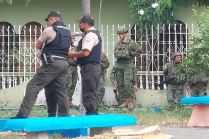 Policías y militares acordonaron la zona.