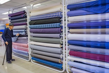 Orthmann trabaja en el almacén de telas de la empresa RenauxView, el 12 de mayo de 2022 en Brusque, estado de Santa Catarina (Brasil). Orthmann tenía sólo 15 años cuando empezó a trabajar como ayudante de envíos en Industrias Renaux S.A, una empresa textil del estado de Santa Catarina, ahora conocida como RenauxView. Hoy, tras ganar el récord Guinness por la carrera profesional más larga en la misma empresa, confiesa que una de las claves de su perdurabilidad laboral es estar atento a los nuevos desarrollos y adaptarse a ellos. EFE/Flavio Tin