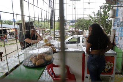 En los negocios han puesto rejas para blindarse de la inseguridad.