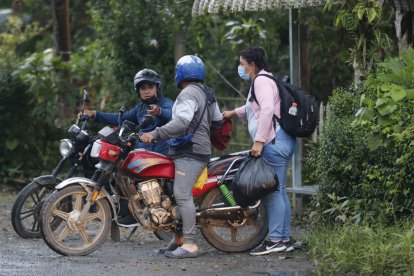 Los fleteros llevan a los vecinos hacia la calle principal.
