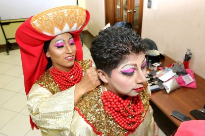 En principio no sabían maquillarse, pero poco a poco han ido aprendiendo.