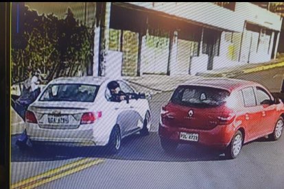 En esta imagen se observa el ataque perpetrado en contra de los ocupantes del auto rojo.