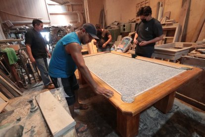 La fabricación de mesas de billar requiere de muchos detalles, en especial de las medidas, pues un milímetro de flla pueda afectar todo. En el centro se coloca granito.