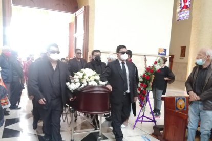 El referente del folclor falleció un día antes de cumplir 75 años. La misa de réquiem fue en la Catedral de Ambato.